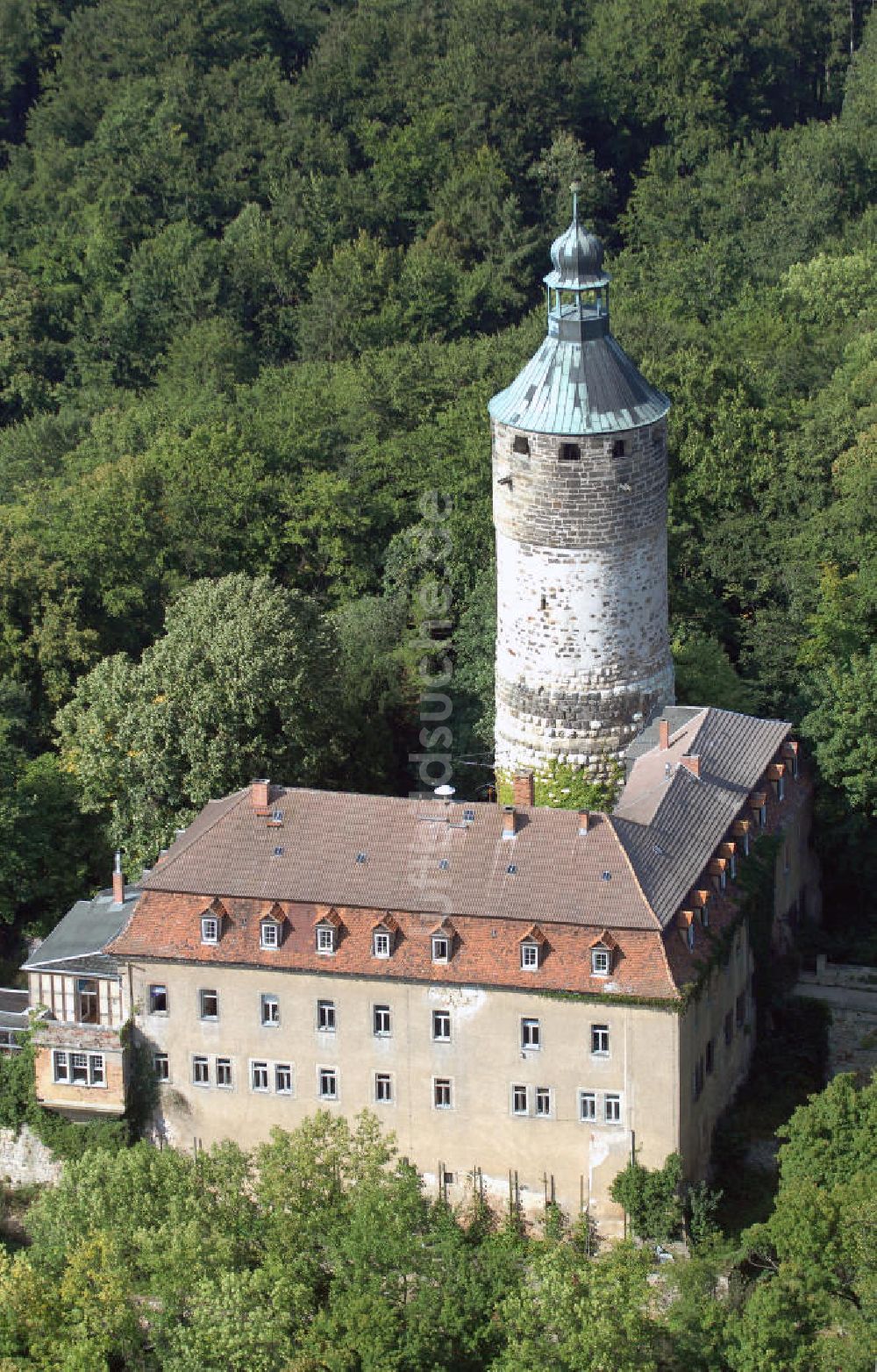 Tonndorf von oben - Blick auf das Schloss Tonndorf im angrenzenden Wald des Ortes Tonndorf