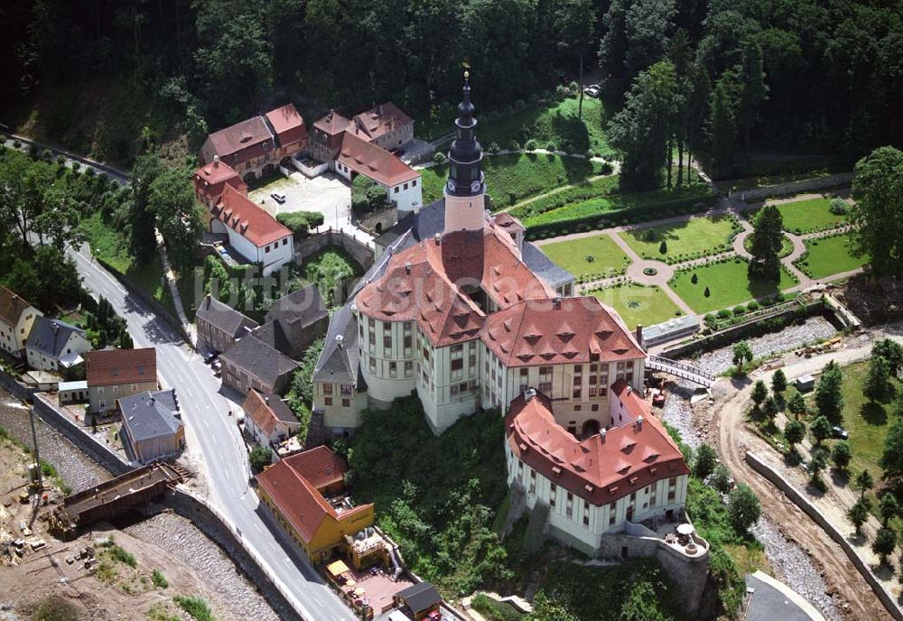 Weesenstein aus der Vogelperspektive: Blick auf das Schloss Weesenstein im Ortsteil Weesenstein