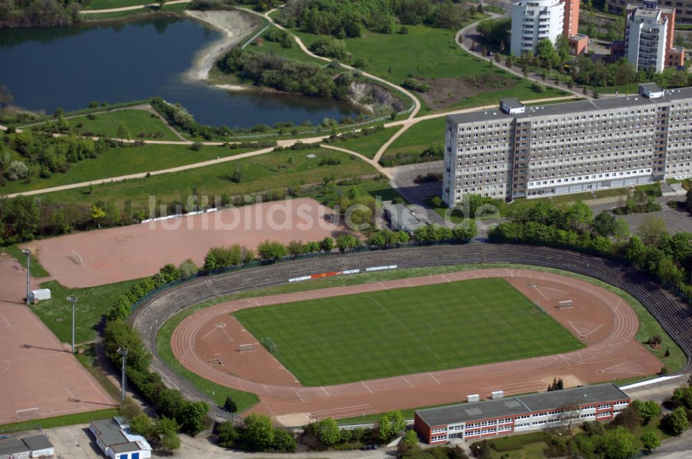 Luftaufnahme Halle - Blick auf ein Stadion in Halle-Neustadt