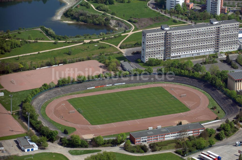 Halle von oben - Blick auf ein Stadion in Halle-Neustadt