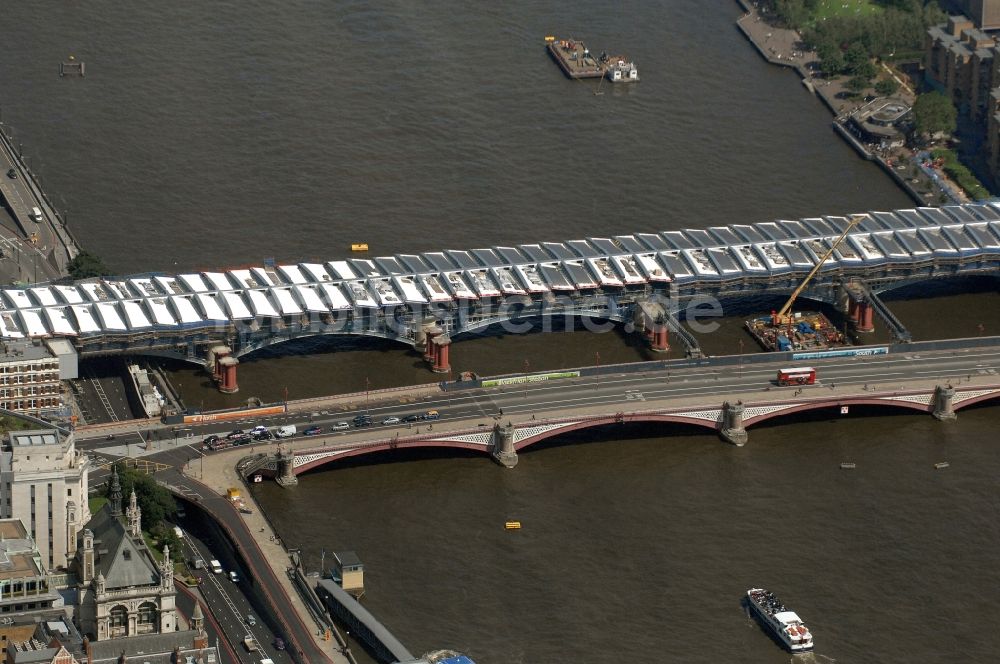 Luftaufnahme Castle Baynard Ward - Blick auf die Straßenbrücke Blackfriars Bridge und auf die überdachte Bahnbrücke Blackfriars Railway Bridge in London