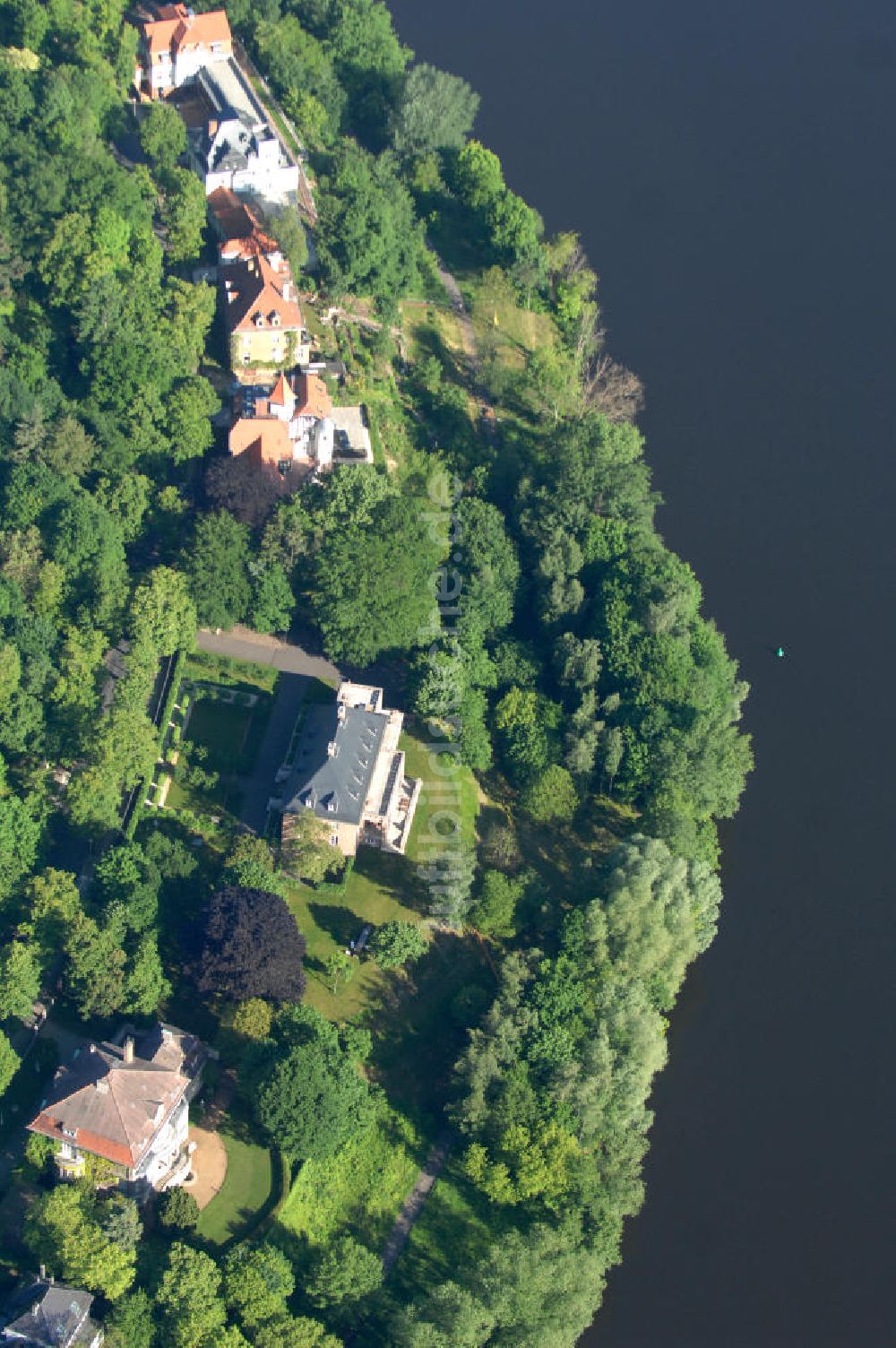 Potsdam - Babelsberg aus der Vogelperspektive: Blick auf den umstrittenen Uferweg am Griebnitzsee in Potsdam - Babelsberg