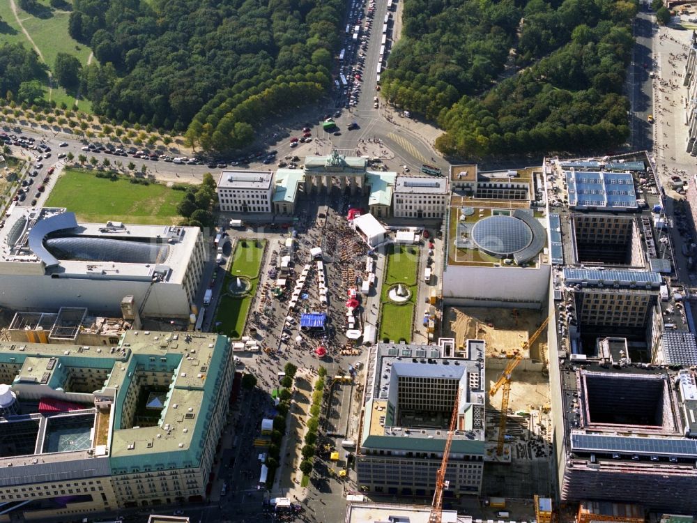 Berlin von oben - Blick auf eine Veranstaltung auf dem Pariser Platz am Brandenburger Tor in Berlin