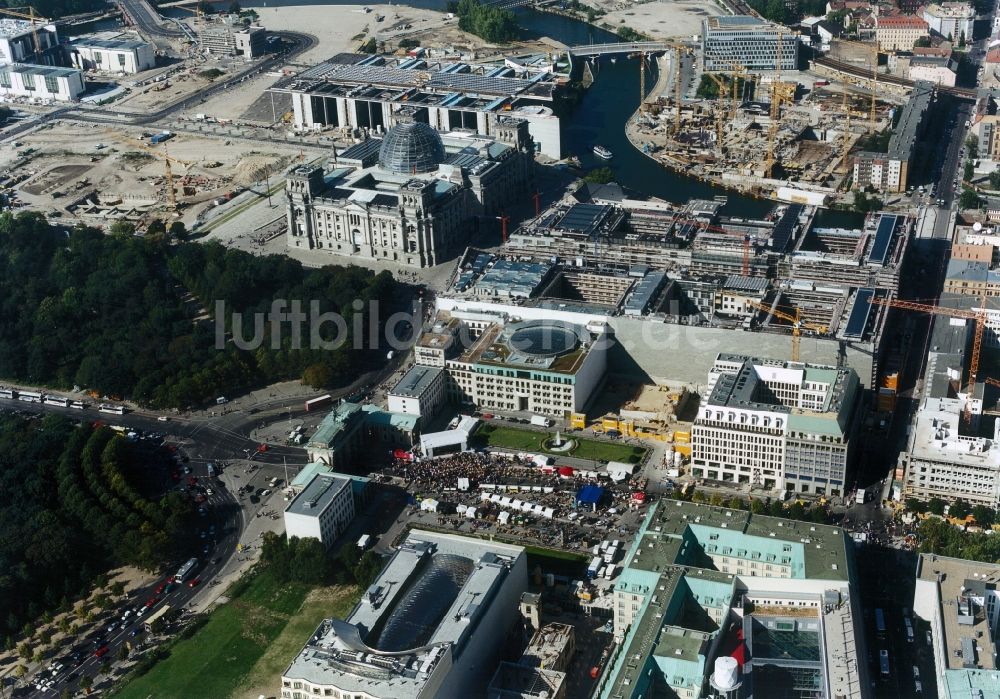 Luftaufnahme Berlin - Blick auf eine Veranstaltung auf dem Pariser Platz am Brandenburger Tor in Berlin-Mitte