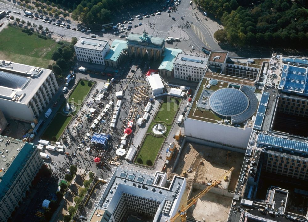 Luftbild Berlin - Blick auf eine Veranstaltung auf dem Pariser Platz am Brandenburger Tor und die Parkanlagen um die Straße des 17.Juni in Berlin-Mitte