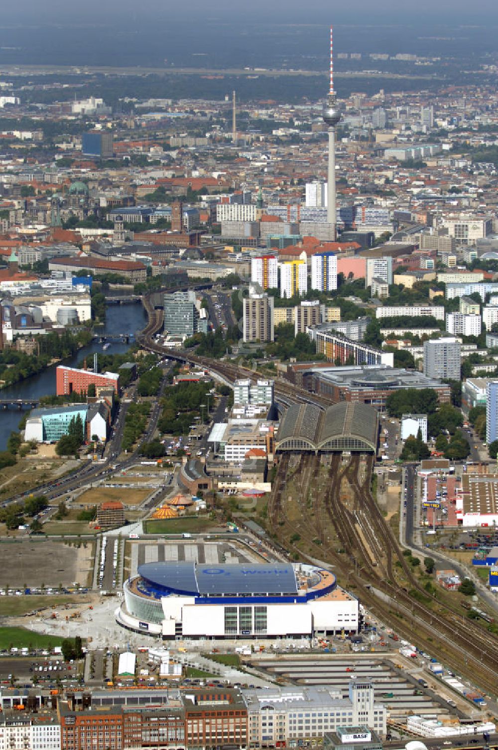 Luftbild Berlin - Blick auf die o2 - Veranstaltungsarena in Berlin - Friedrichshain