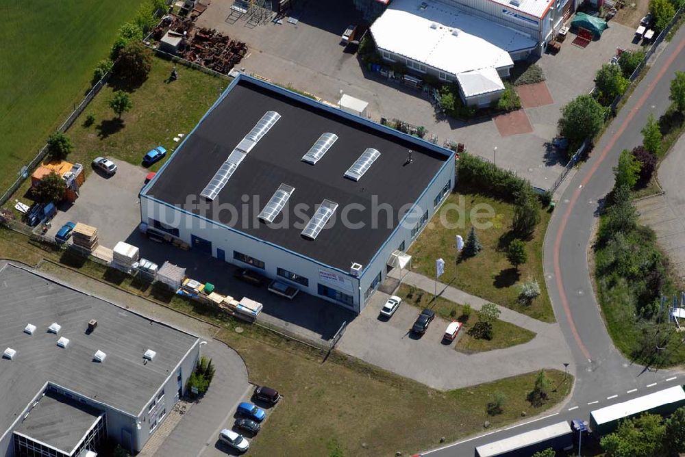 Rangsdorf aus der Vogelperspektive: Blick auf die Werkhalle der Fräntzel Kunststoffe GmbH im Gewerbegebiet Theresenhof am Südring-Center Rangsdorf