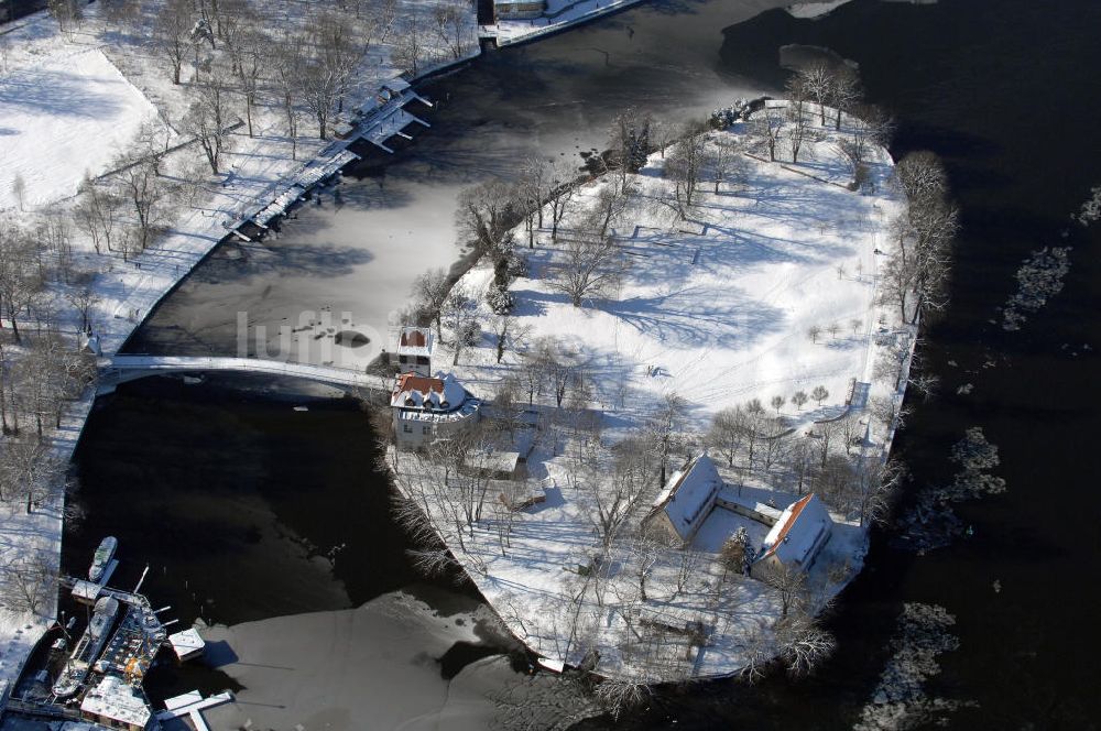 Luftaufnahme Berlin - Blick auf den winterlich verschneite Insel der Jugend am Treptower Park.