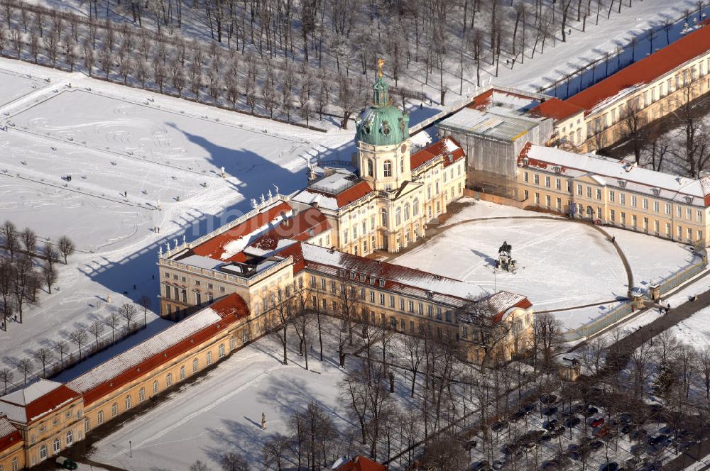 Berlin aus der Vogelperspektive: Blick auf den winterlich verschneite Schloß Charlottenburg.
