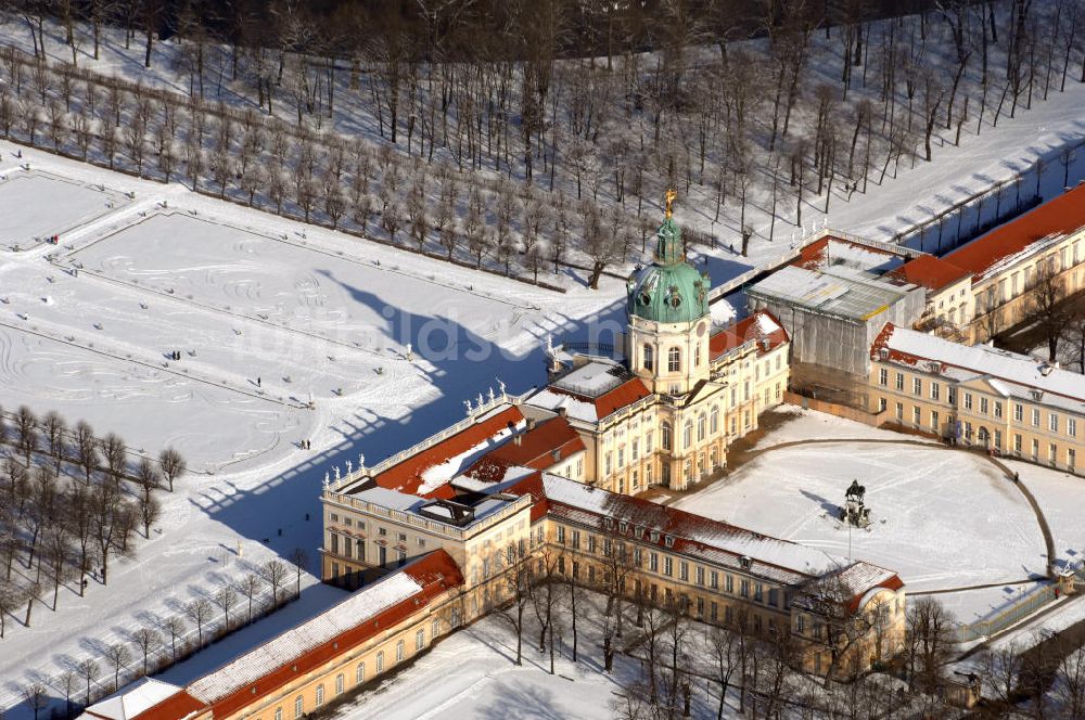Luftbild Berlin - Blick auf den winterlich verschneite Schloß Charlottenburg.