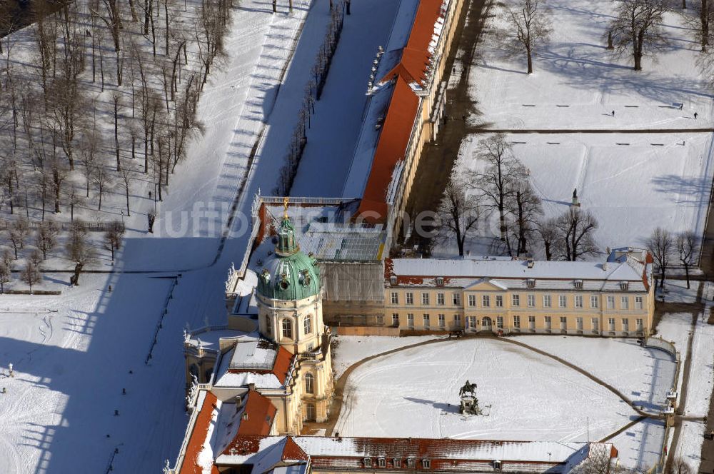 Berlin von oben - Blick auf den winterlich verschneite Schloß Charlottenburg.