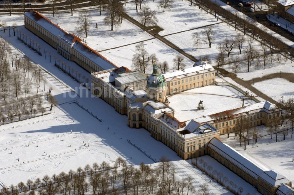 Luftaufnahme Berlin - Blick auf den winterlich verschneite Schloß Charlottenburg.