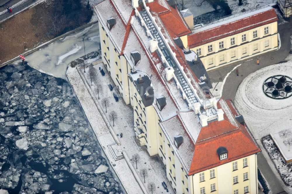 Luftbild Berlin - Blick auf den winterlich verschneite Schloß Köpenick
