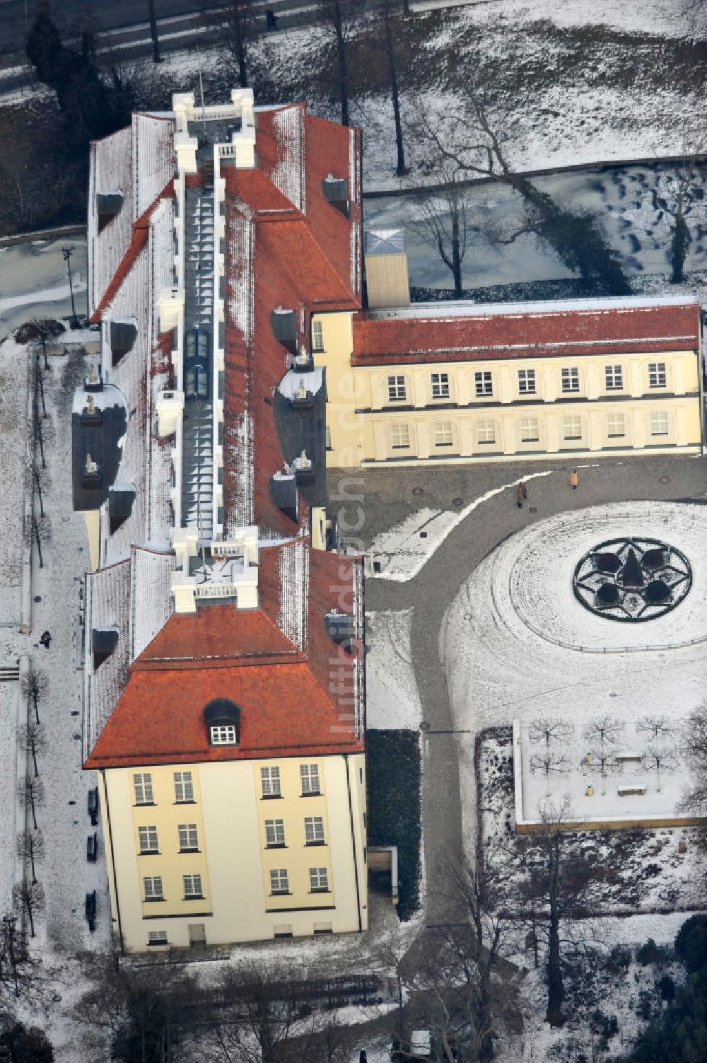 Luftaufnahme Berlin - Blick auf den winterlich verschneite Schloß Köpenick