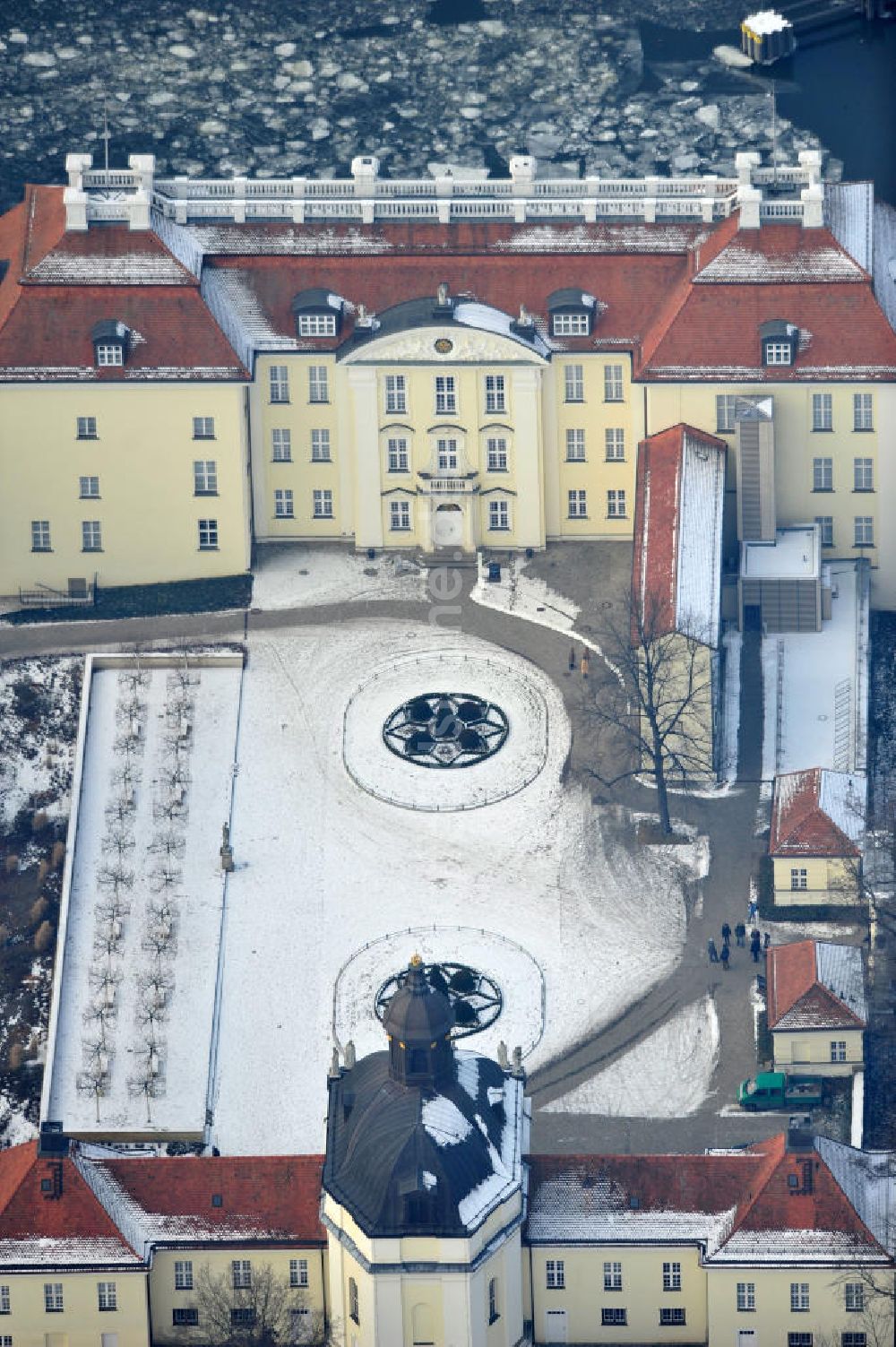 Berlin von oben - Blick auf den winterlich verschneite Schloß Köpenick