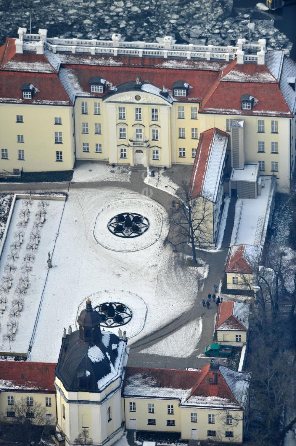 Berlin aus der Vogelperspektive: Blick auf den winterlich verschneite Schloß Köpenick