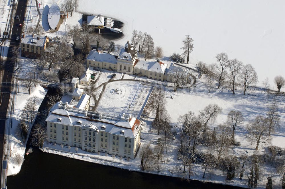 Luftbild Berlin - Blick auf den winterlich verschneite Schloß Köpenick