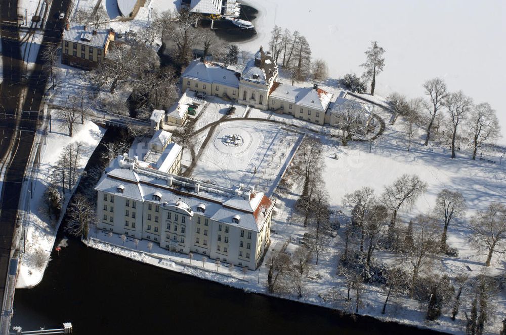 Luftaufnahme Berlin - Blick auf den winterlich verschneite Schloß Köpenick