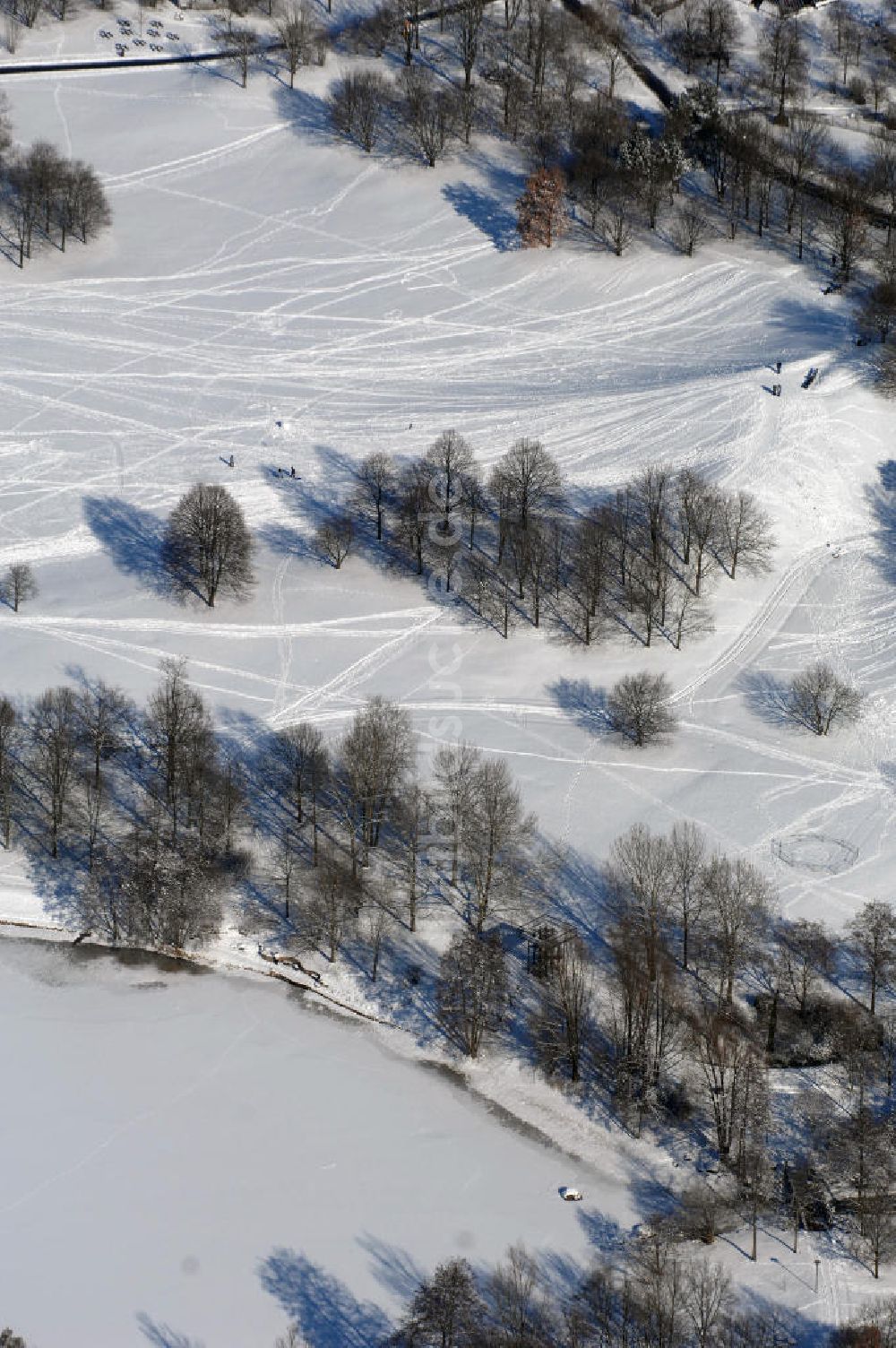 Luftbild Berlin - Blick auf die winterlich verschneiten Britzer Garten.