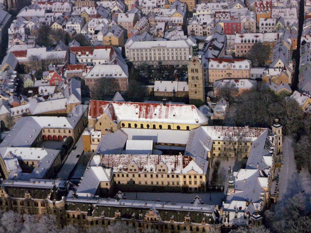 Regensburg / Bayern von oben - Blick auf das winterliche Schloss Thurn und Taxis / Schloss St. Emmeram