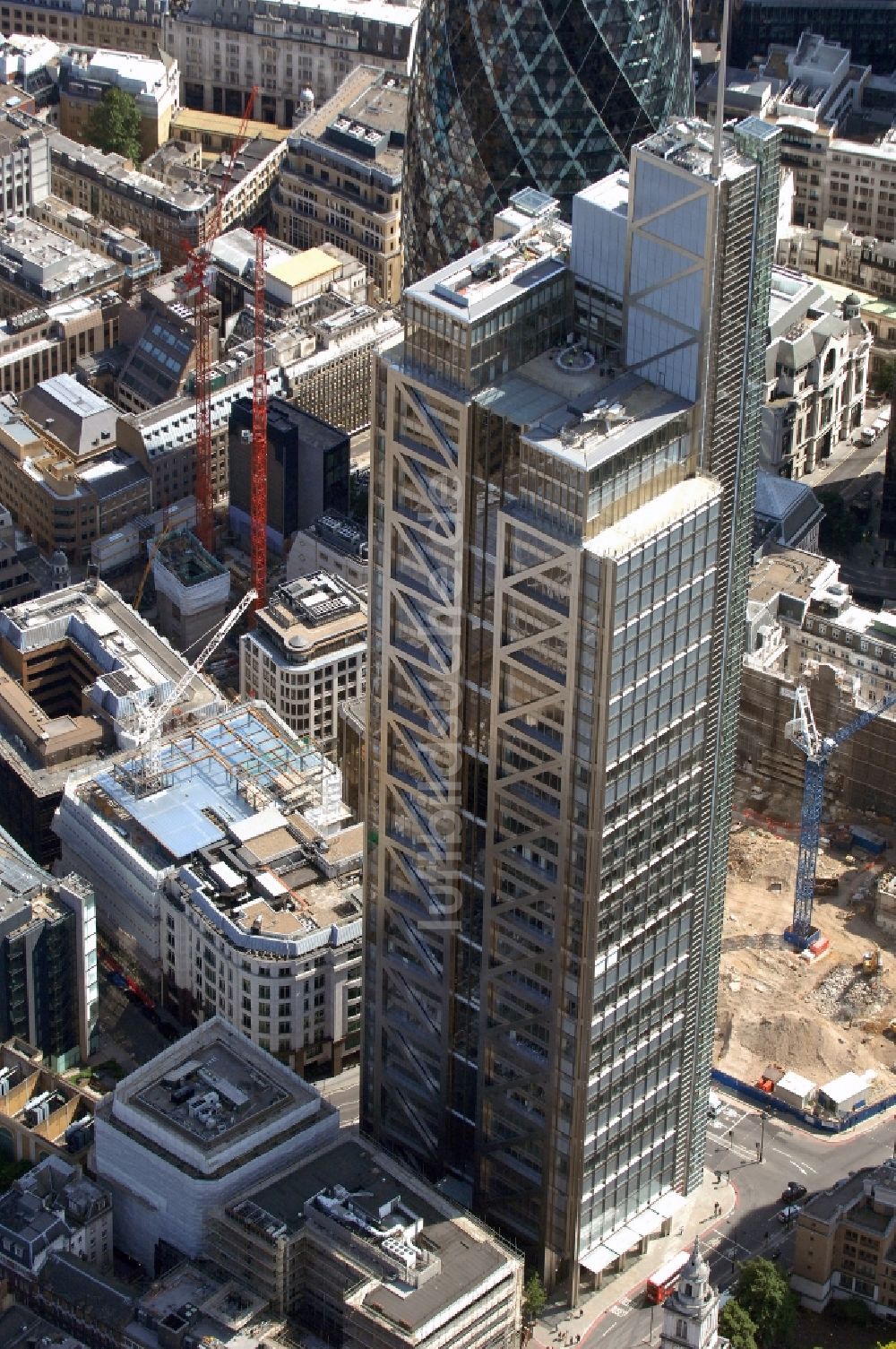 Luftbild London - Blick auf den Wolkenkratzer Heron Tower in London