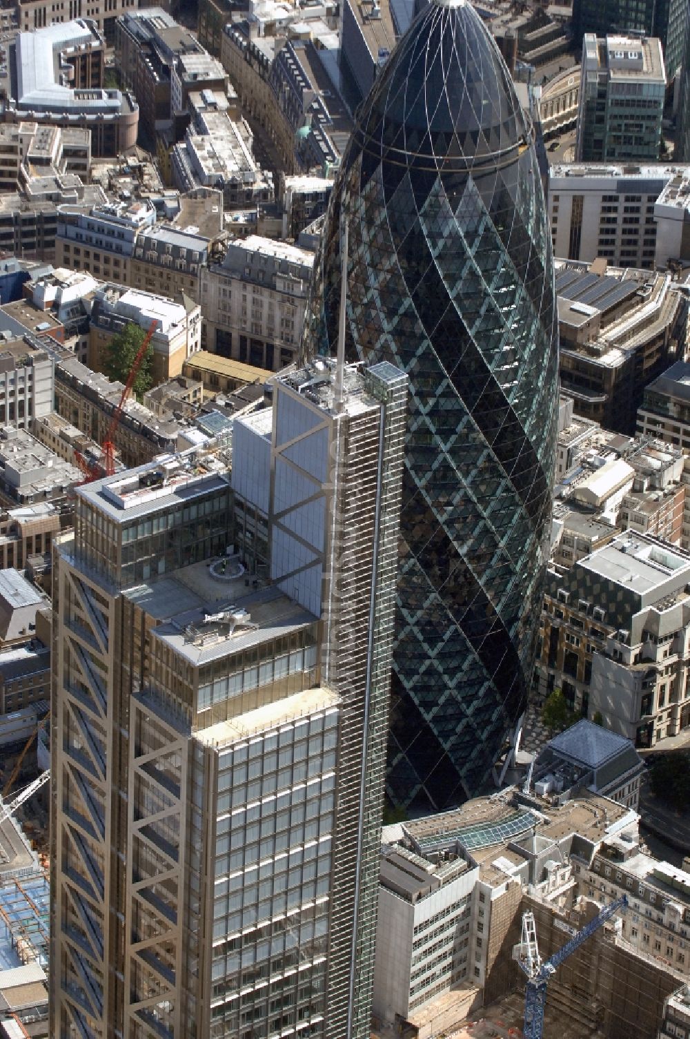 Luftaufnahme London - Blick auf den Wolkenkratzer Heron Tower in London