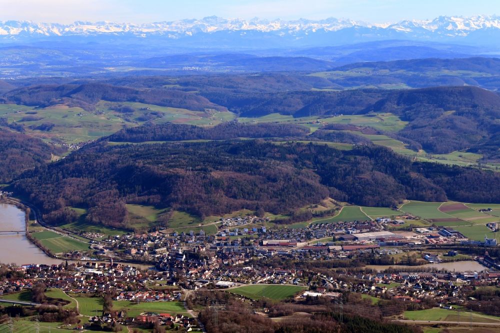 Laufenburg von oben - Blick zum Alpenpanorama über das Stadtgebiet von Laufenburg am Hochrhein im Bundesland Baden-Württemberg, Deutschland