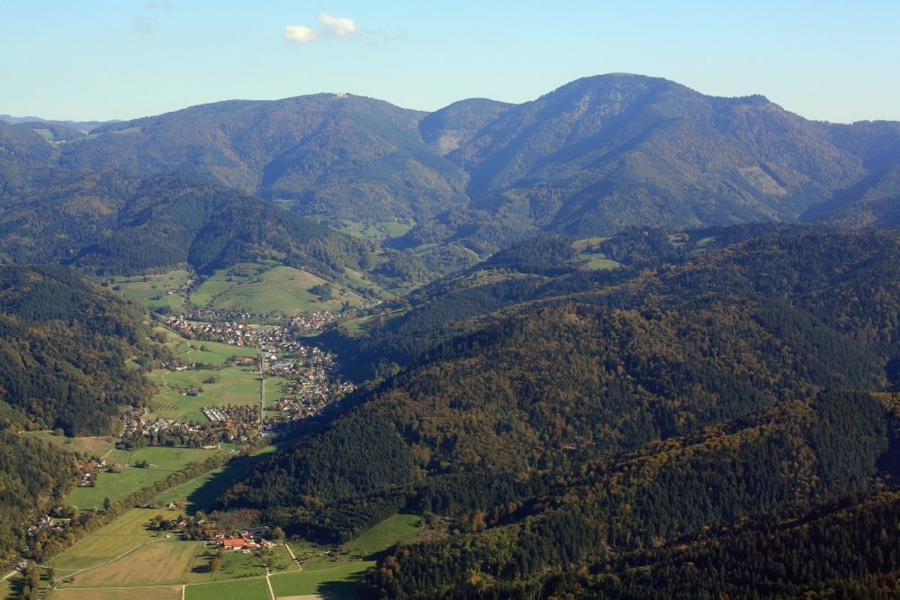 Luftaufnahme Münstertal/Schwarzwald - Blick zum Belchen in der Tallandschaft im Südschwarzwald in Münstertal/Schwarzwald im Bundesland Baden-Württemberg, Deutschland