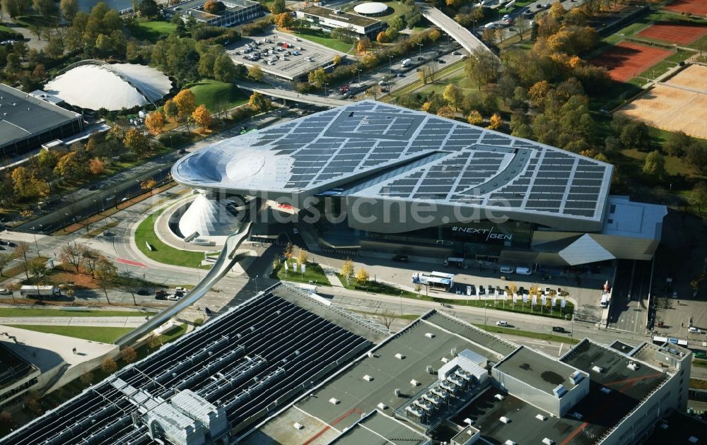 München von oben - BMW-Welt in München im Bundesland Bayern