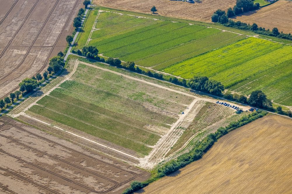 Bergkamen aus der Vogelperspektive: Bodenbearbeitungsspuren auf einem landwirtschaftlichen Acker in Bergkamen im Bundesland Nordrhein-Westfalen, Deutschland