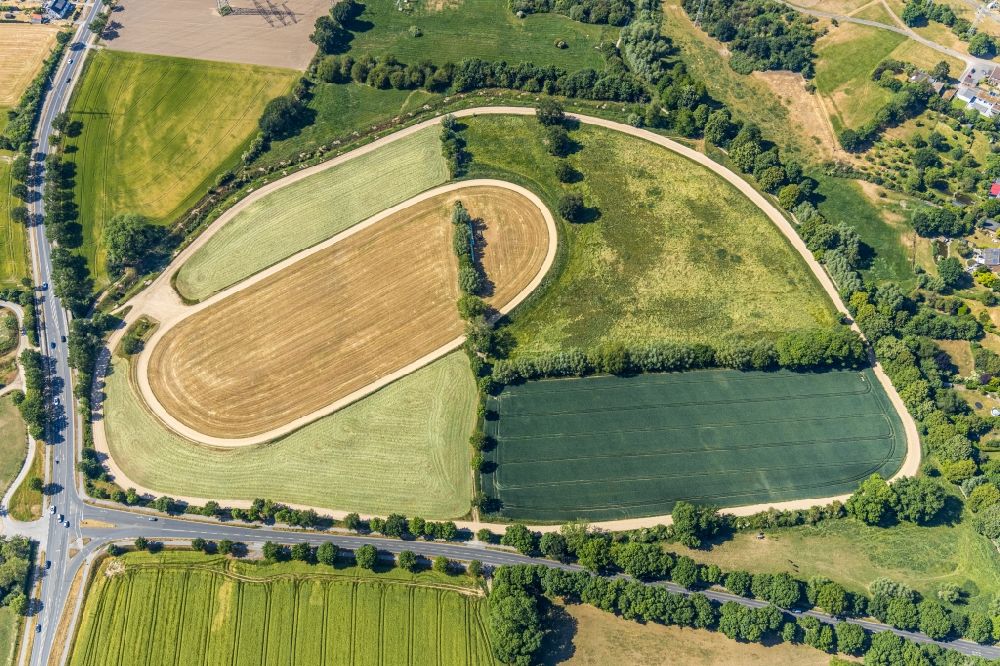 Luftbild Moers - Bodenbearbeitungsspuren auf einem landwirtschaftlichen Acker in Moers im Bundesland Nordrhein-Westfalen, Deutschland