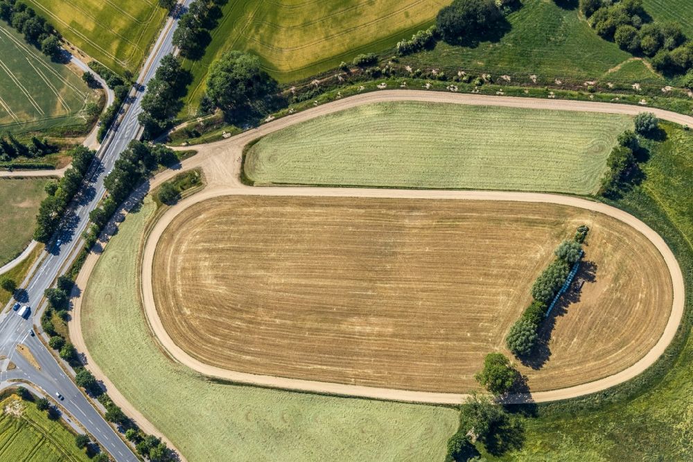 Luftaufnahme Moers - Bodenbearbeitungsspuren auf einem landwirtschaftlichen Acker in Moers im Bundesland Nordrhein-Westfalen, Deutschland
