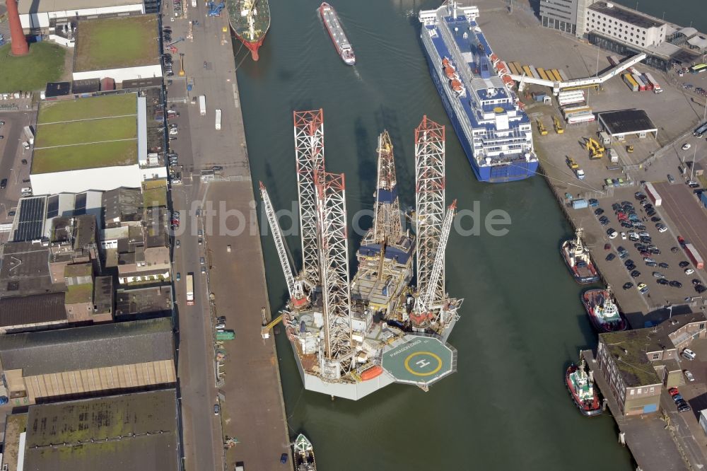Luftbild Amsterdam - Bohrinsel- Plattform auf dem Kai des Westhafen im Ortsteil Amsterdam-West in Amsterdam in Noord-Holland, Niederlande