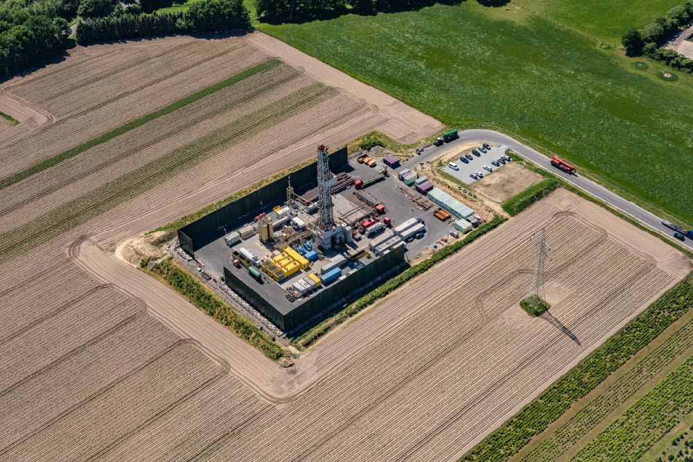 Bargstedt aus der Vogelperspektive: Bohrturm für die Salzgewinnung (Kavernen) Ohrensen in Bargstedt im Bundesland Niedersachsen, Deutschland