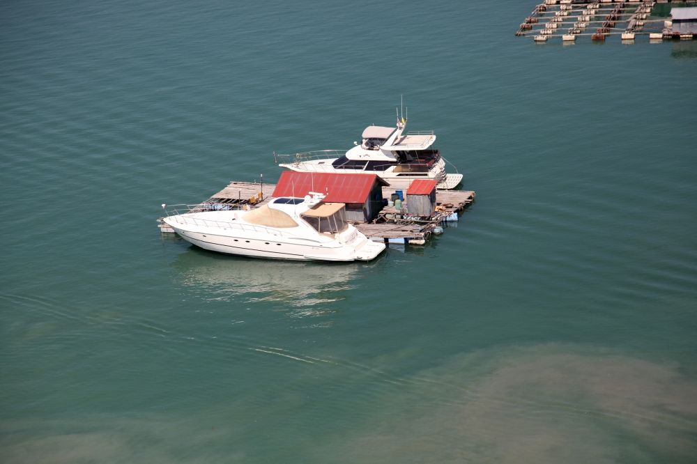 Ratsada von oben - Boote und Hausboot vor der Stadt Ratsada auf der Insel Phuket in Thailand