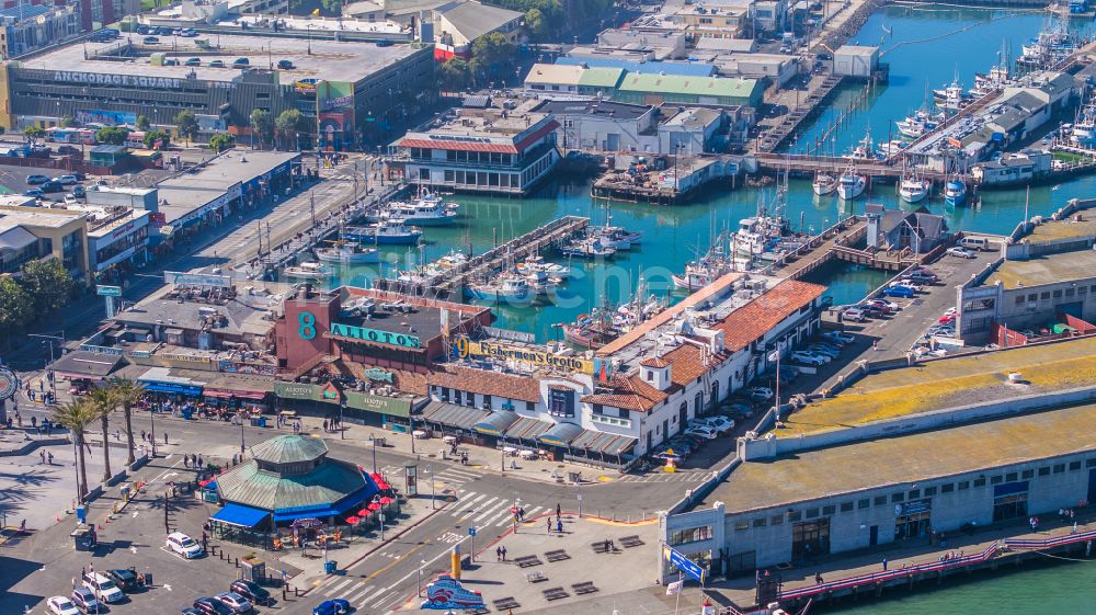 San Francisco von oben - Boote und Schiffe in der Innenstadt am Kanal Fisherman's Wharf in San Francisco in Kalifornien, USA