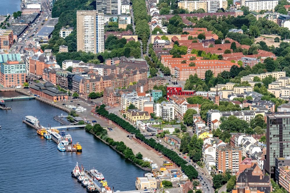 Luftbild Hamburg - Boote und Schiffe in der Innenstadt am Kanal der Norderelbe am St. Pauli Fischmarkt im Ortsteil Altonaer Fischmarkt in Hamburg, Deutschland