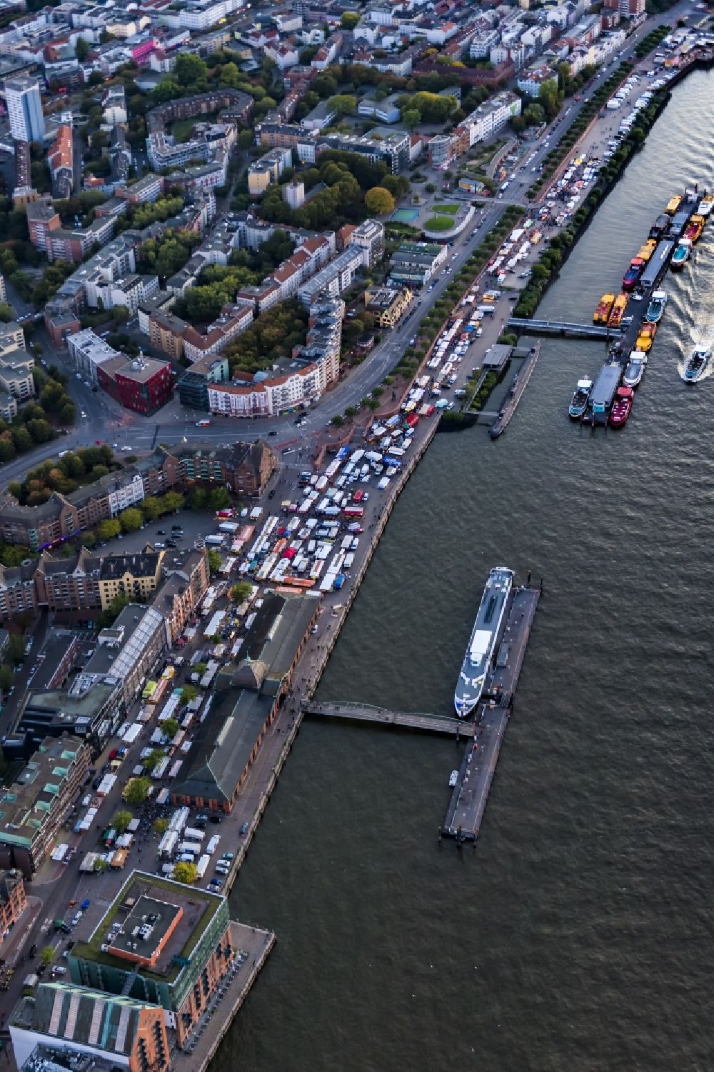Luftbild Hamburg - Boote und Schiffe in der Innenstadt am Kanal der Norderelbe am St. Pauli Fischmarkt im Ortsteil Altonaer Fischmarkt in Hamburg, Deutschland