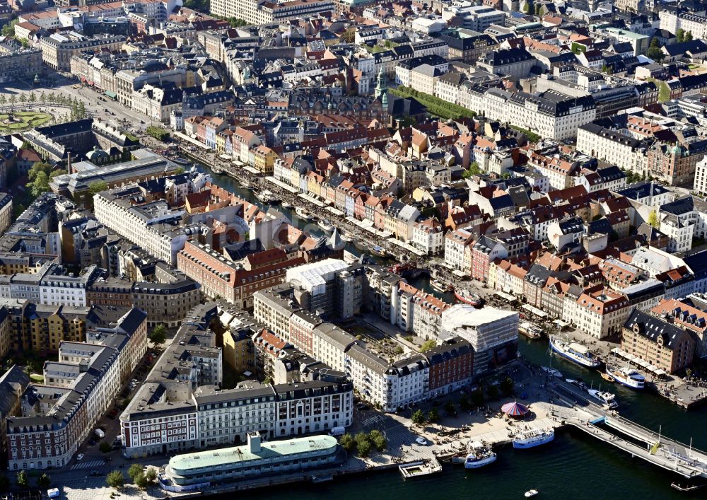 Kopenhagen aus der Vogelperspektive: Boote und Schiffe in der Innenstadt am Kanal Nyhavn in Kopenhagen in , Dänemark