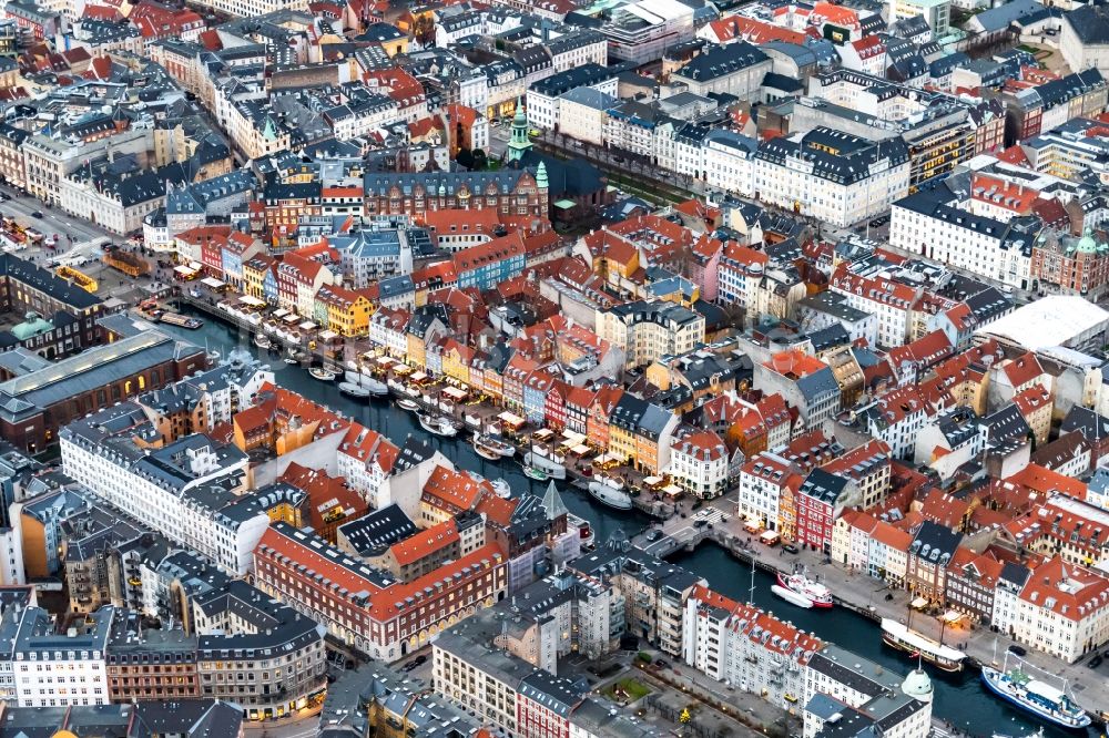 Luftbild Kopenhagen - Boote und Schiffe in der Innenstadt am Kanal Nyhavn im Ortsteil Indre By in Kopenhagen in Region Hovedstaden, Dänemark