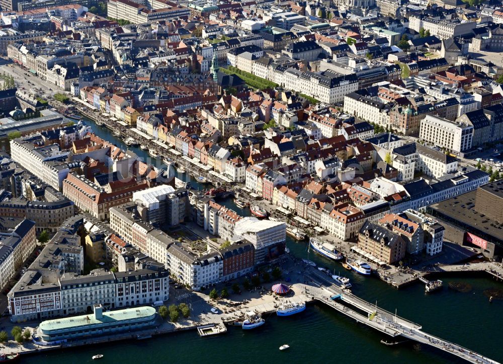 Kopenhagen von oben - Boote und Schiffe in der Innenstadt am Kanal Nyhavn im Ortsteil Indre By in Kopenhagen in Region Hovedstaden, Dänemark