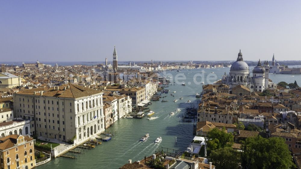 Luftbild Venedig - Boote und Schiffe in der Innenstadt am Kanal in Venedig in Venetien, Italien