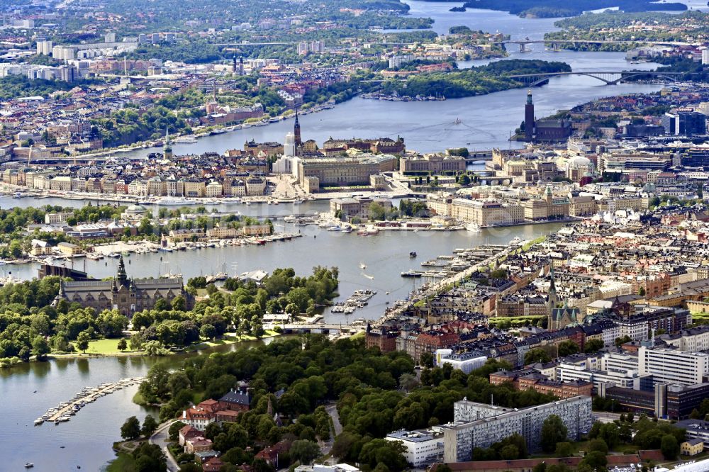Stockholm aus der Vogelperspektive: Boote und Schiffe in der Innenstadt am Mälaren in Stockholm in Stockholms län, Schweden