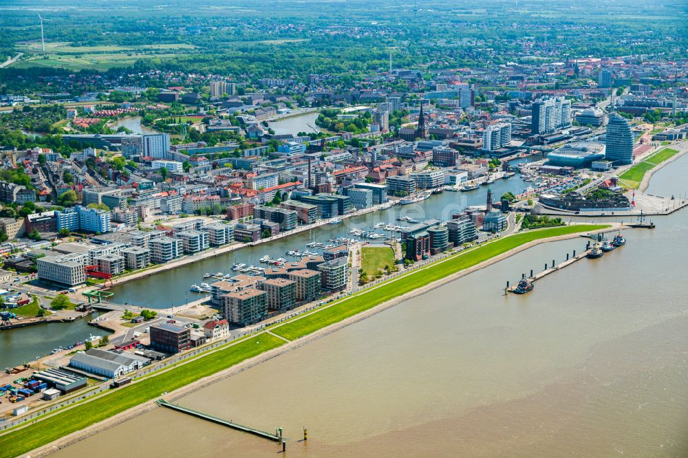 Luftbild Bremerhaven - Boote und Schiffe in der Innenstadt der Weser in Bremerhaven im Bundesland Bremen, Deutschland