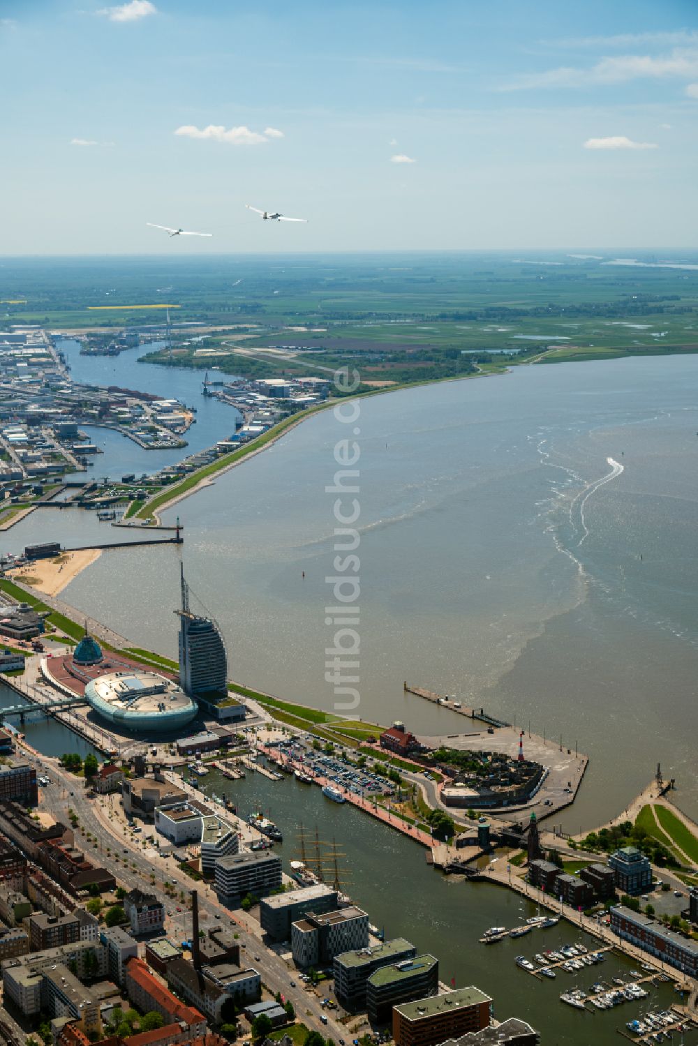 Bremerhaven von oben - Boote und Schiffe in der Innenstadt der Weser in Bremerhaven im Bundesland Bremen, Deutschland