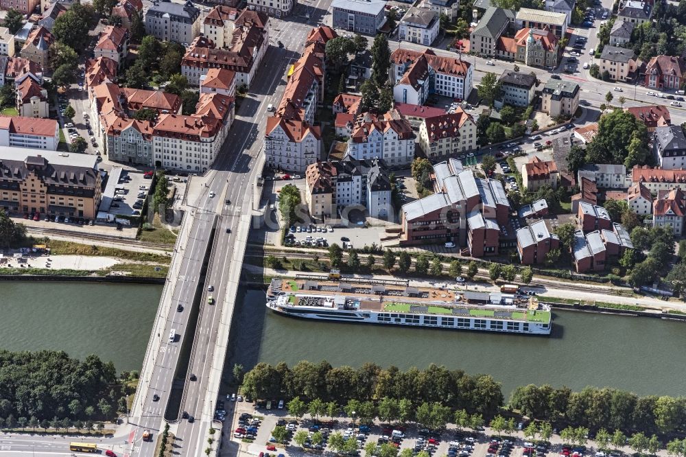 Luftaufnahme Regensburg - Bootsanleger in der Innenstadt in Regensburg im Bundesland Bayern
