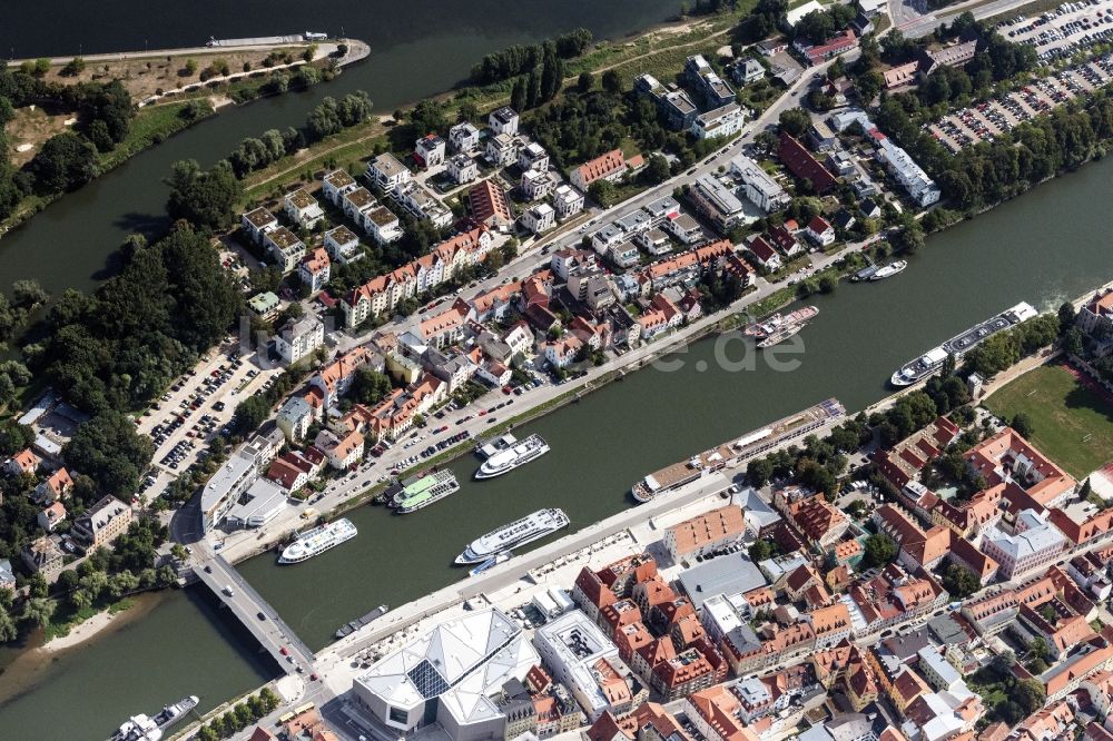 Luftaufnahme Regensburg - Bootsanleger in der Innenstadt in Regensburg im Bundesland Bayern