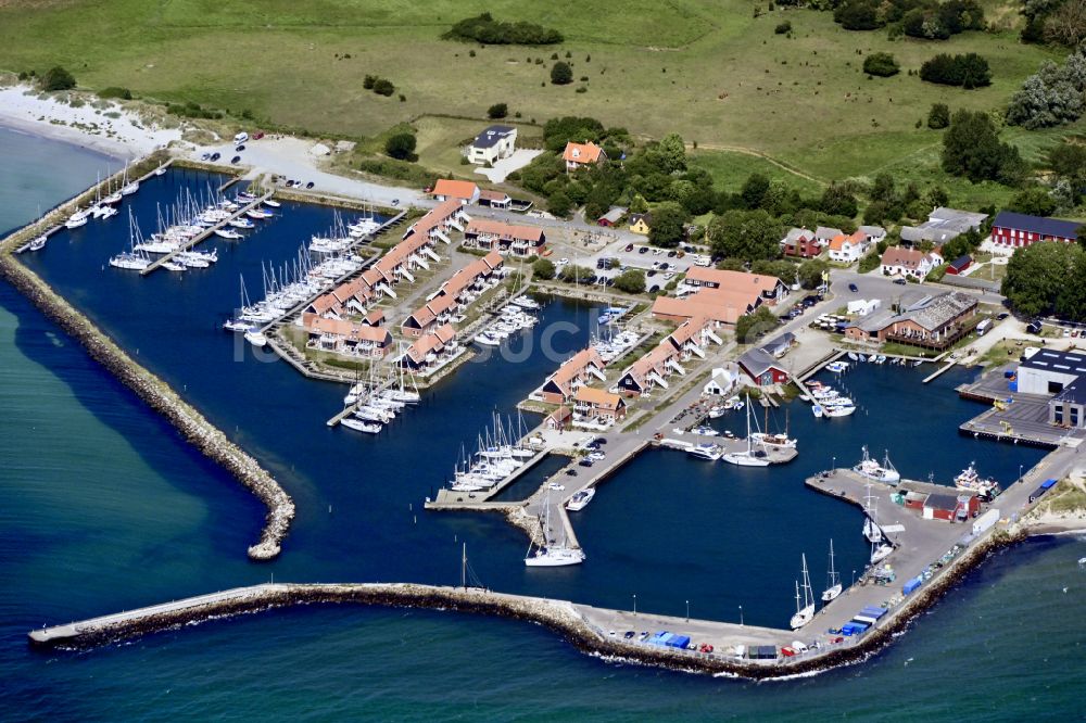 Luftaufnahme Borre - Bootshaus- Reihen mit Sportboot- Anlegestellen und Bootsliegeplätzen am Uferbereich Klintholm Havn in Borre in Region Själland, Dänemark