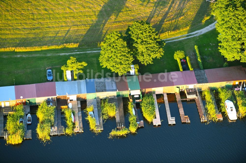 Schillersdorf von oben - Bootshaus- Reihen mit Sportboot- Anlegestellen und Bootsliegeplätzen am Uferbereich des Leppinsee in Schillersdorf im Bundesland Mecklenburg-Vorpommern, Deutschland