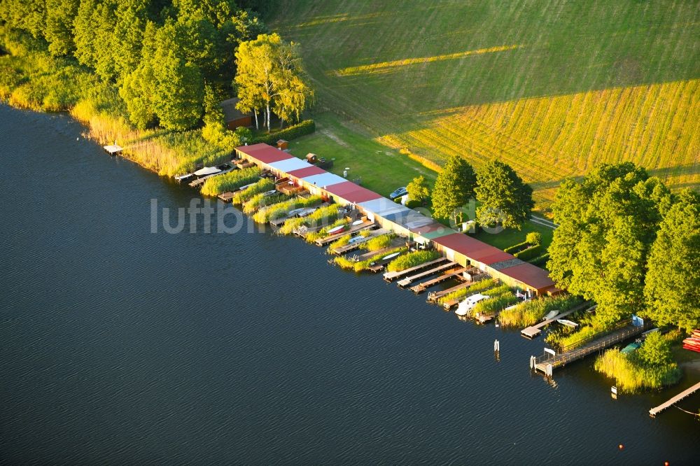 Luftbild Schillersdorf - Bootshaus- Reihen mit Sportboot- Anlegestellen und Bootsliegeplätzen am Uferbereich des Leppinsee in Schillersdorf im Bundesland Mecklenburg-Vorpommern, Deutschland